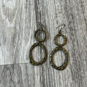 Brushed gold dangling earrings